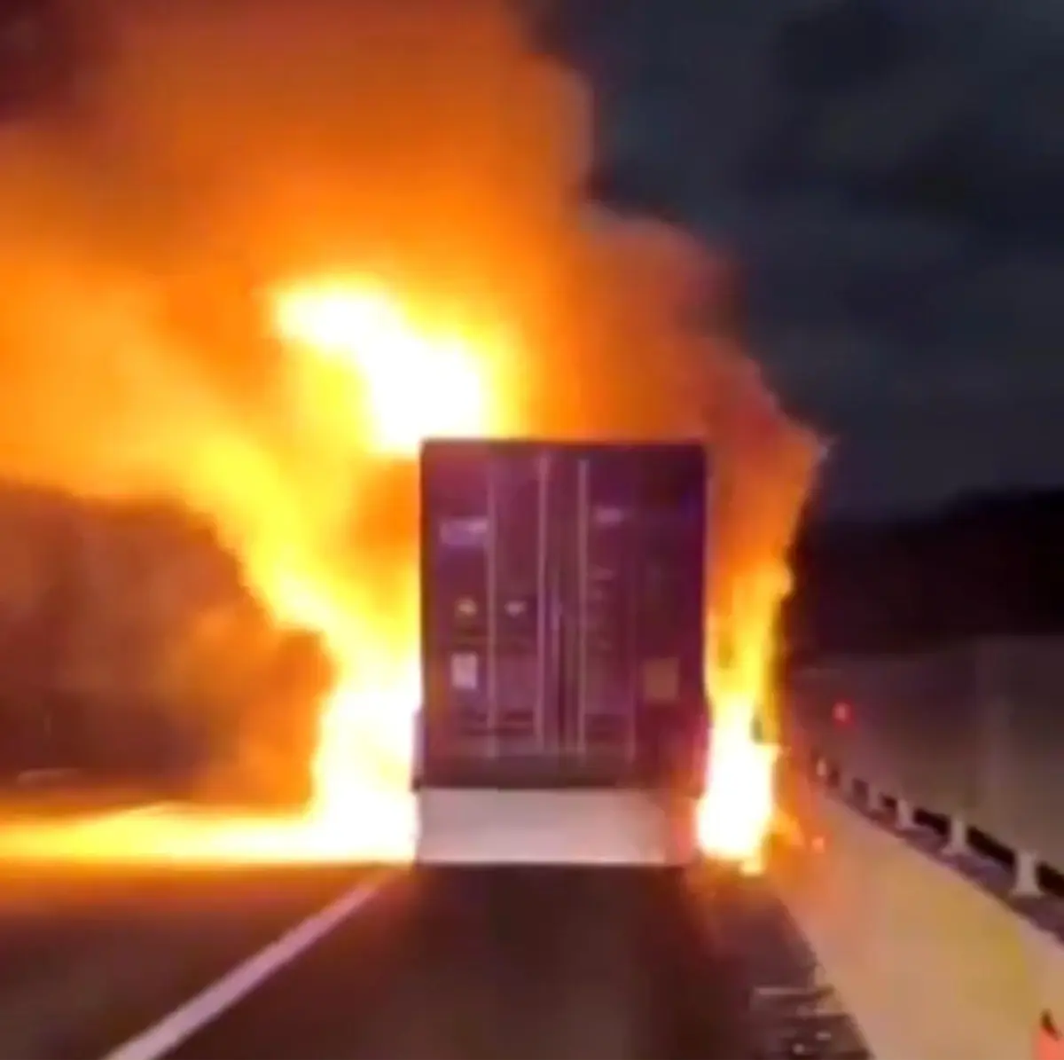 Avrupa Otoyolu'nda Tır Konteynerinde Çıkan Yangın Hızla Söndürüldü