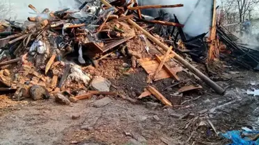 Yanmış ahşap evin detaylı görüntüsü