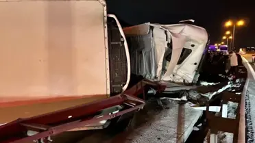 Kaza yerinde polis ve ambulans