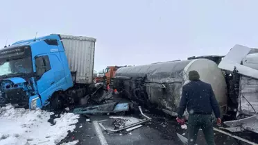 Kars’ta Zift Yüklü Tanker Kazası: 2 Yaralı, Yol Kapandı