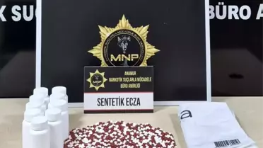 Ele geçirilen sentetik hapların fotoğrafı