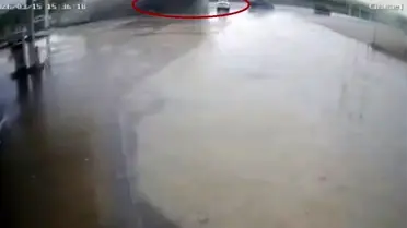 Tırın otomobil üzerine devrildiği anın fotoğrafı