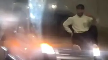Tünelde dans eden sürücünün fotoğrafı