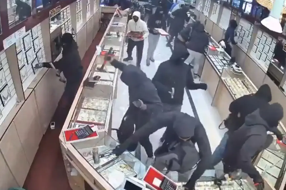 Fremont'ta Bir Dakikada 75 Milyon TL'lik Mücevher Hırsızlığı Kamerada