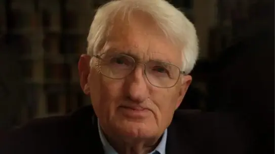 Habermas bir konferansta konuşurken