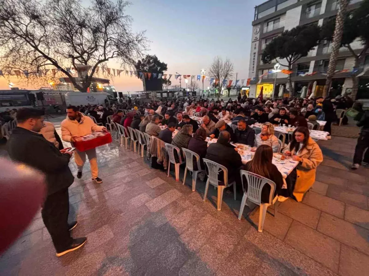 Dikili Cumhuriyet Meydanı'nda Binlerce Vatandaşın Katıldığı İftar Buluşması