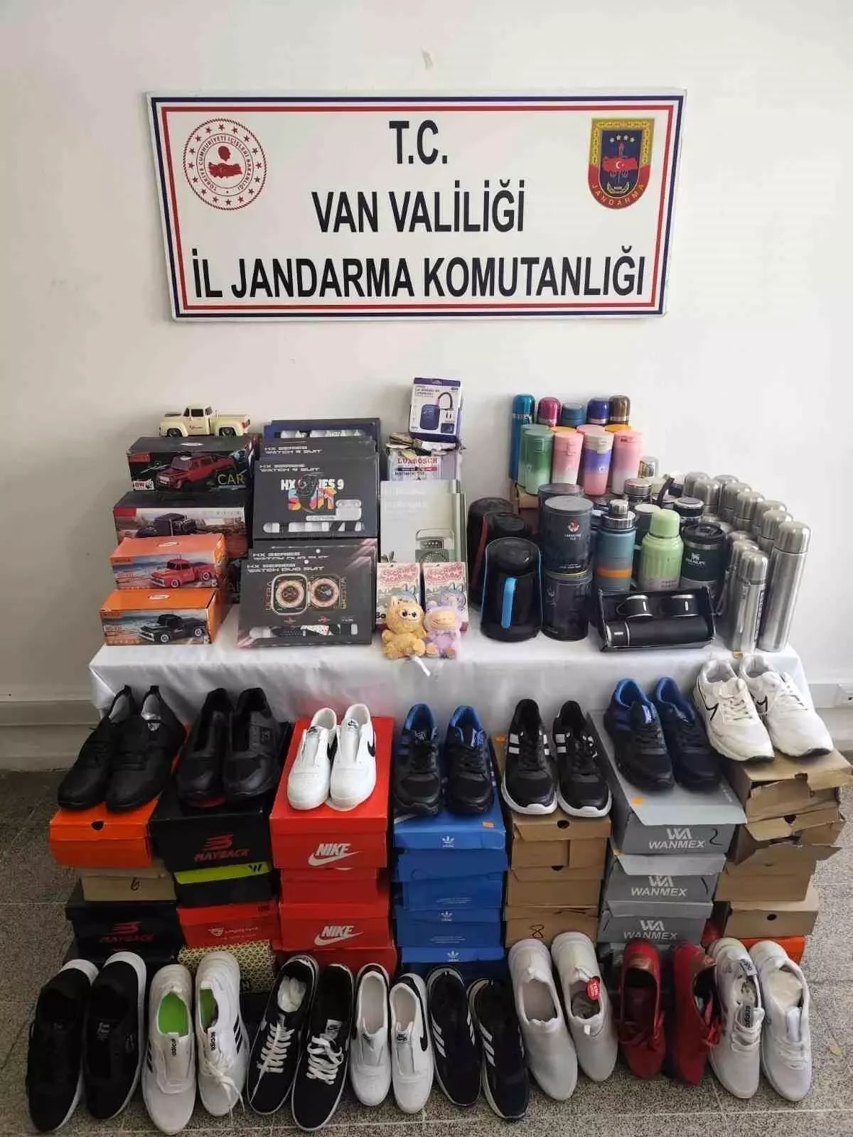 Van'ın Tuşba İlçesinde Jandarma 209 Kaçak Eşya Ele Geçirdi