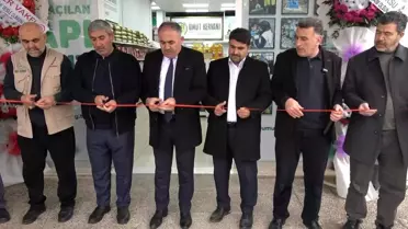 Sosyal markette alışveriş yapan vatandaşlar