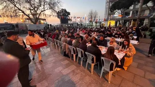 Dikili Cumhuriyet Meydanı'nda Binlerce Vatandaşın Katıldığı İftar Buluşması