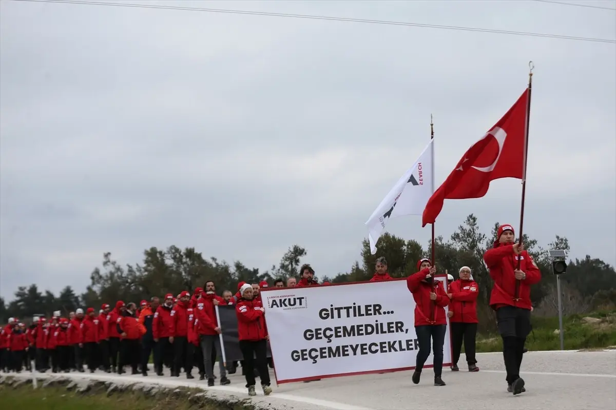 AKUT Ekipleri, Çanakkale Zaferi'ni 111. Yılında Gelibolu'da Anma Yürüyüşüyle Kutladı