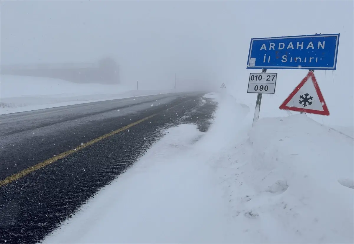 Ardahan’da Yoğun Kar ve Sis Trafiği Yavaşlatıyor