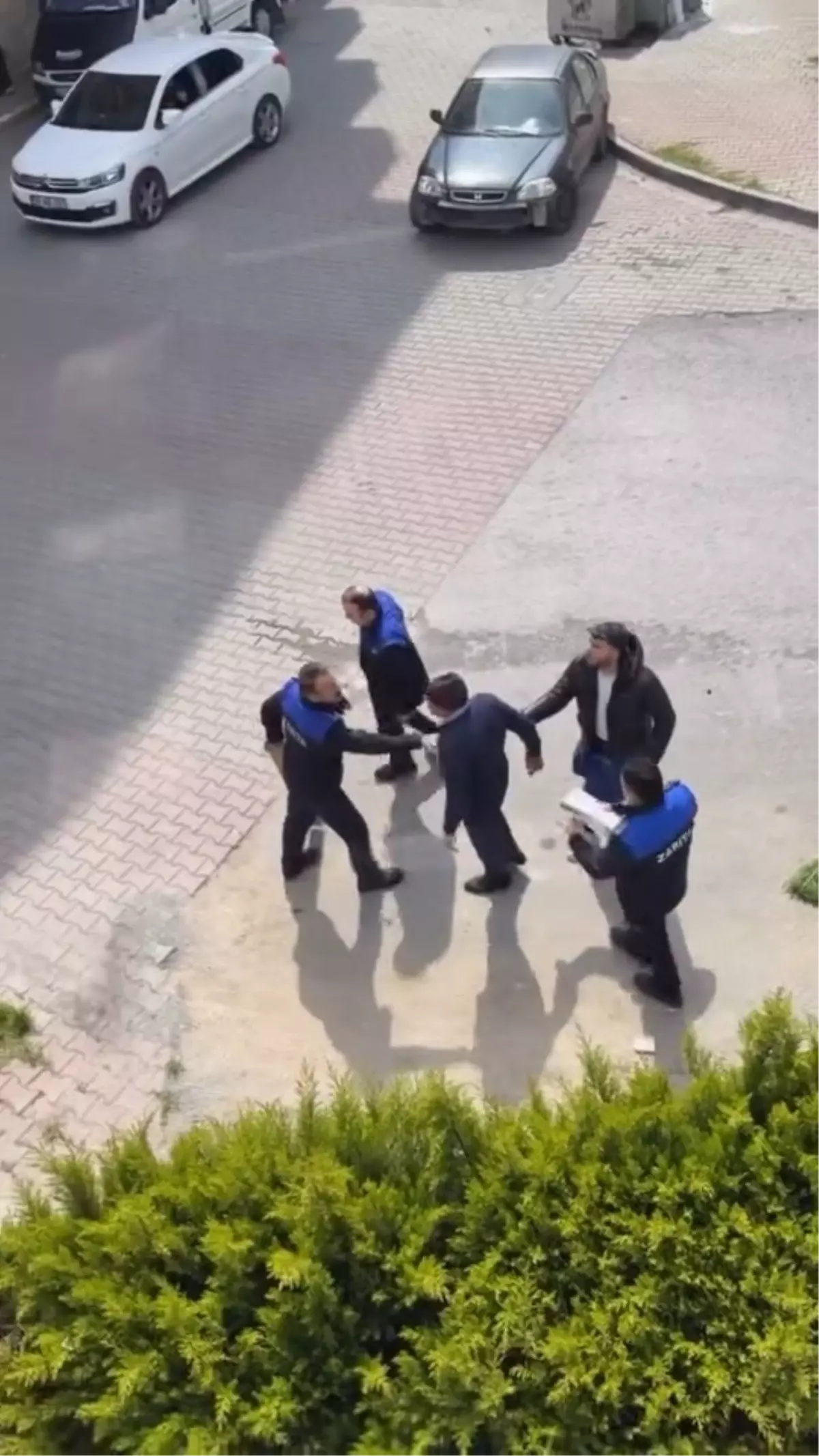 Beylikdüzü'nde Zabıta ve Seyyar Satıcı Arasındaki Gerginlik Görüntülendi