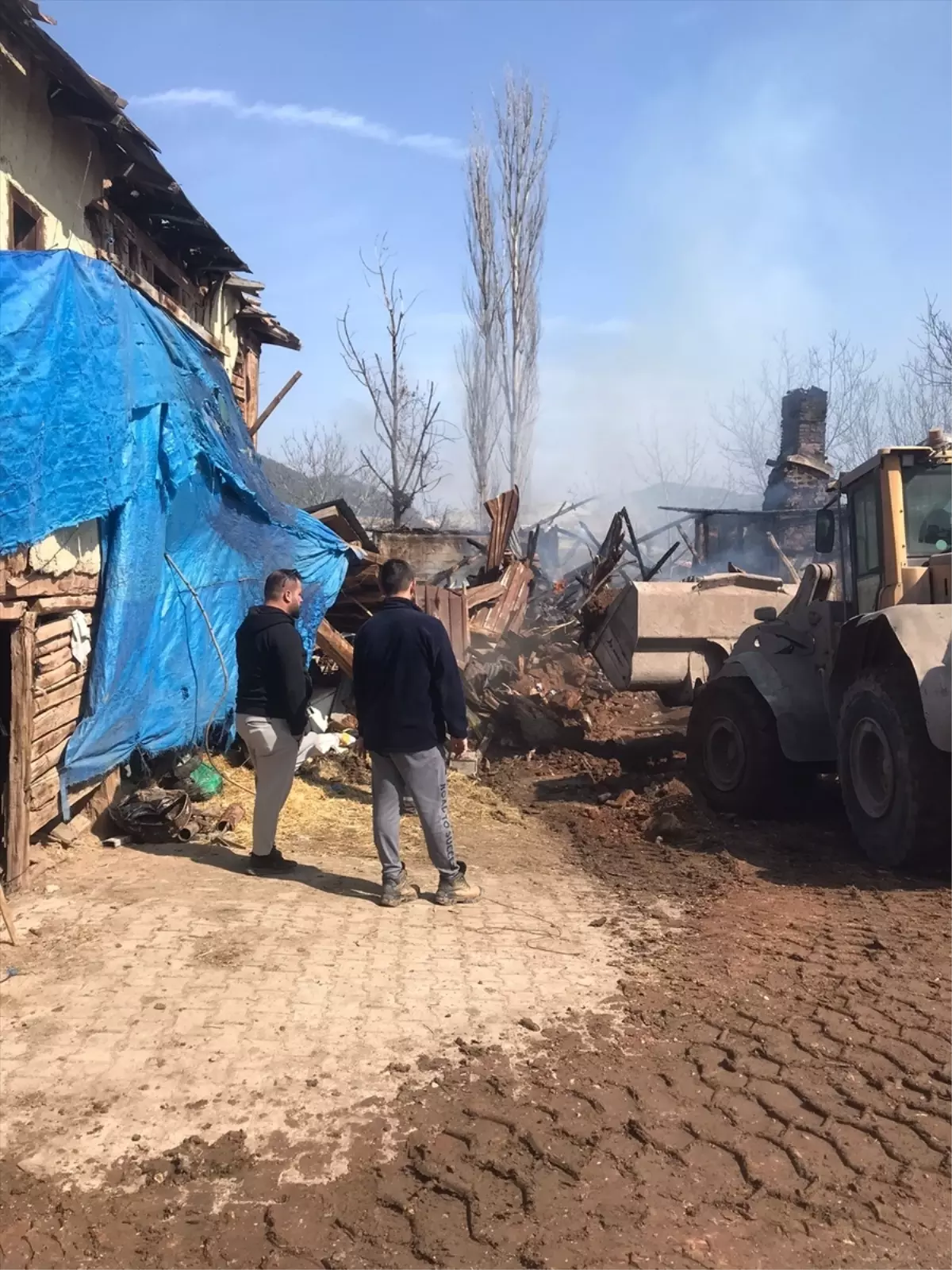 Bolu'nun Göynük İlçesinde Çıkan Yangın Bir Evi ve Ahırı Yok Etti