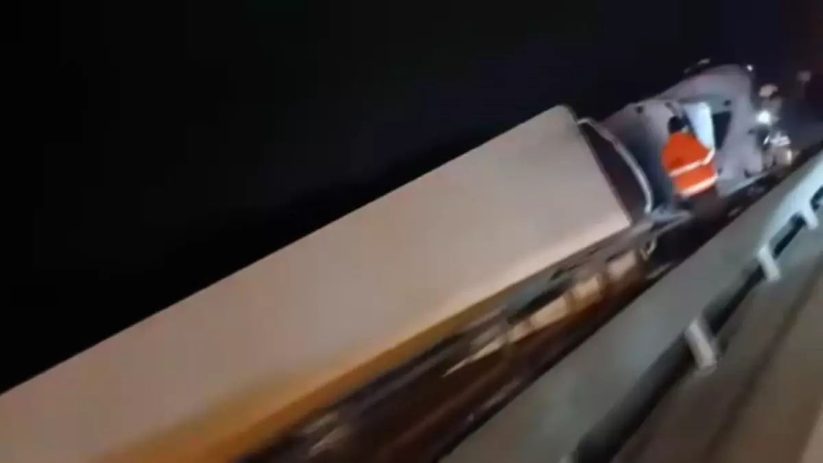 Büyükçekmece'de TEM Otoyolu'nda TIR Devrildi, Trafik Yoğunluğu Oluştu