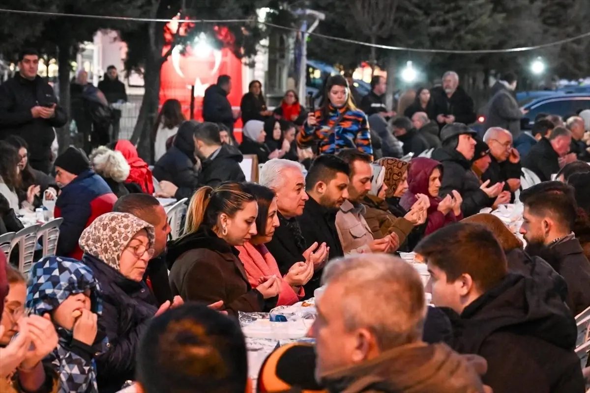 Lüleburgaz’da Ramazan İftarı: Vali Turan Şehit Aileleriyle Bir Arada