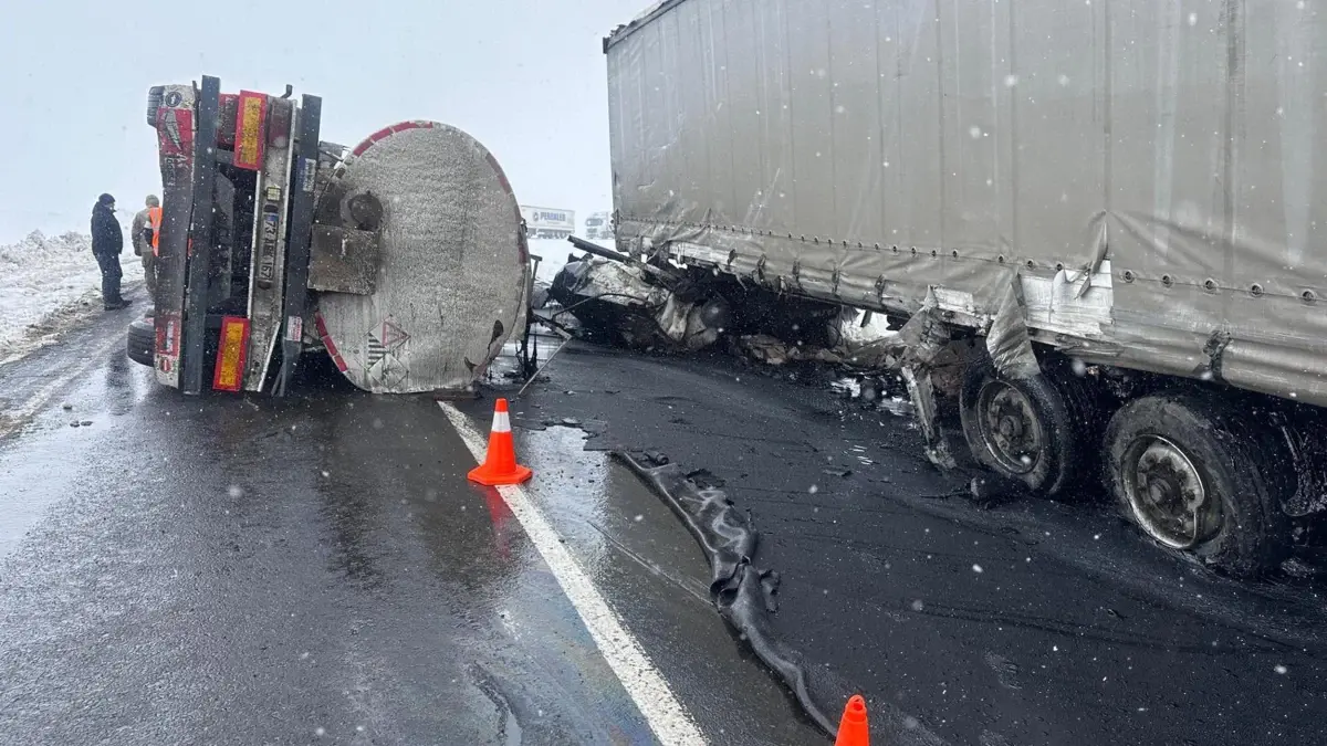 Kars'ta Zift Yüklü Tanker Devrildi, TIR Çarptı: 2 Yaralı