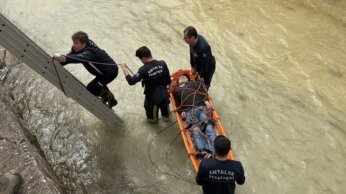 Alanya’da Çaya Düşen Adam Hayati Tehlikesiz Kurtarıldı