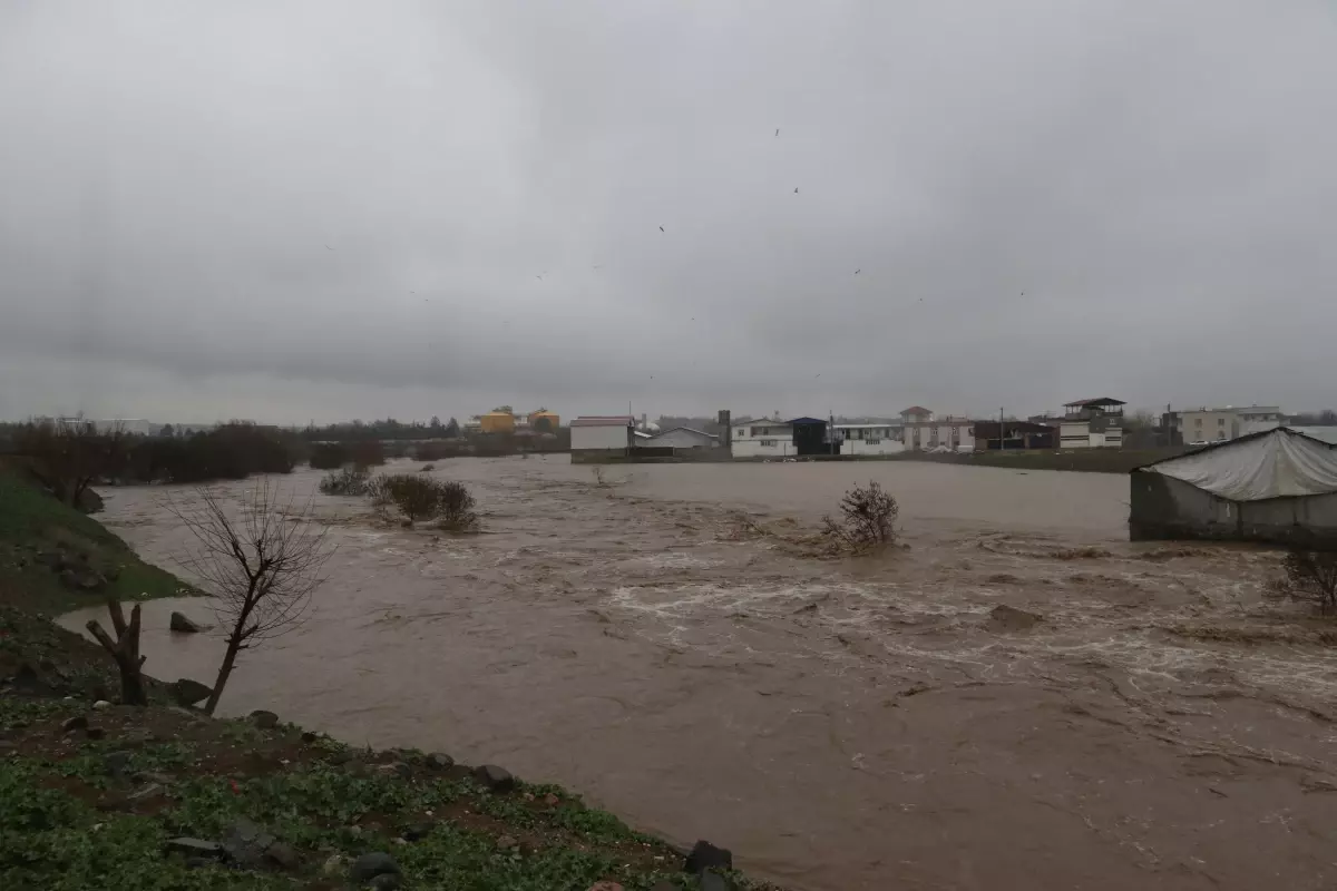 Diyarbakır’da Şiddetli Sağanak Sonrası Taşkınlar Ev ve Tarım Alanlarını Sular Altına Çekti