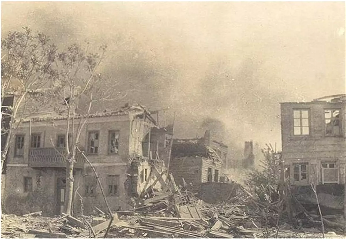 1915 Çanakkale Yangını: Bombardımanın Ardından Şehrin Küllerinden Doğan Mücadele