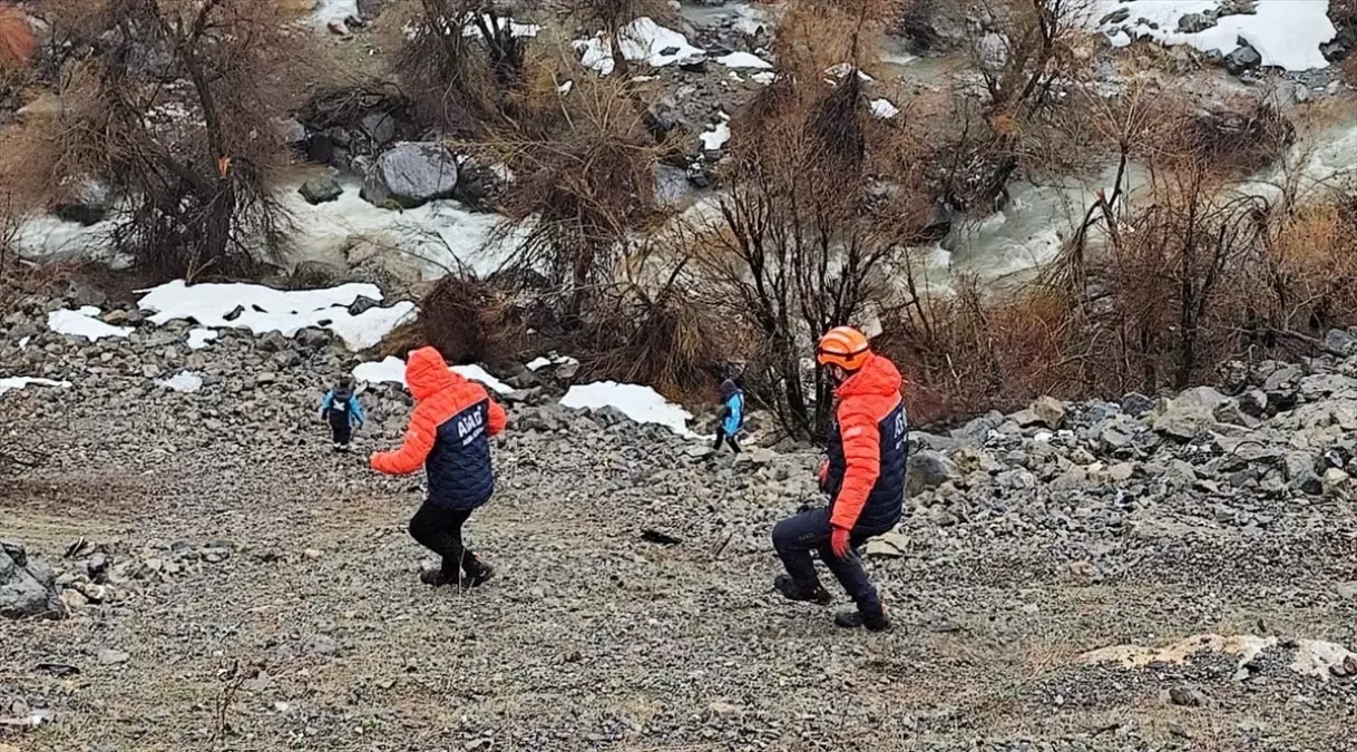 Hakkari Çukurca’da Şarampole Devrilen Araçta Sürücü Hayatını Kaybetti