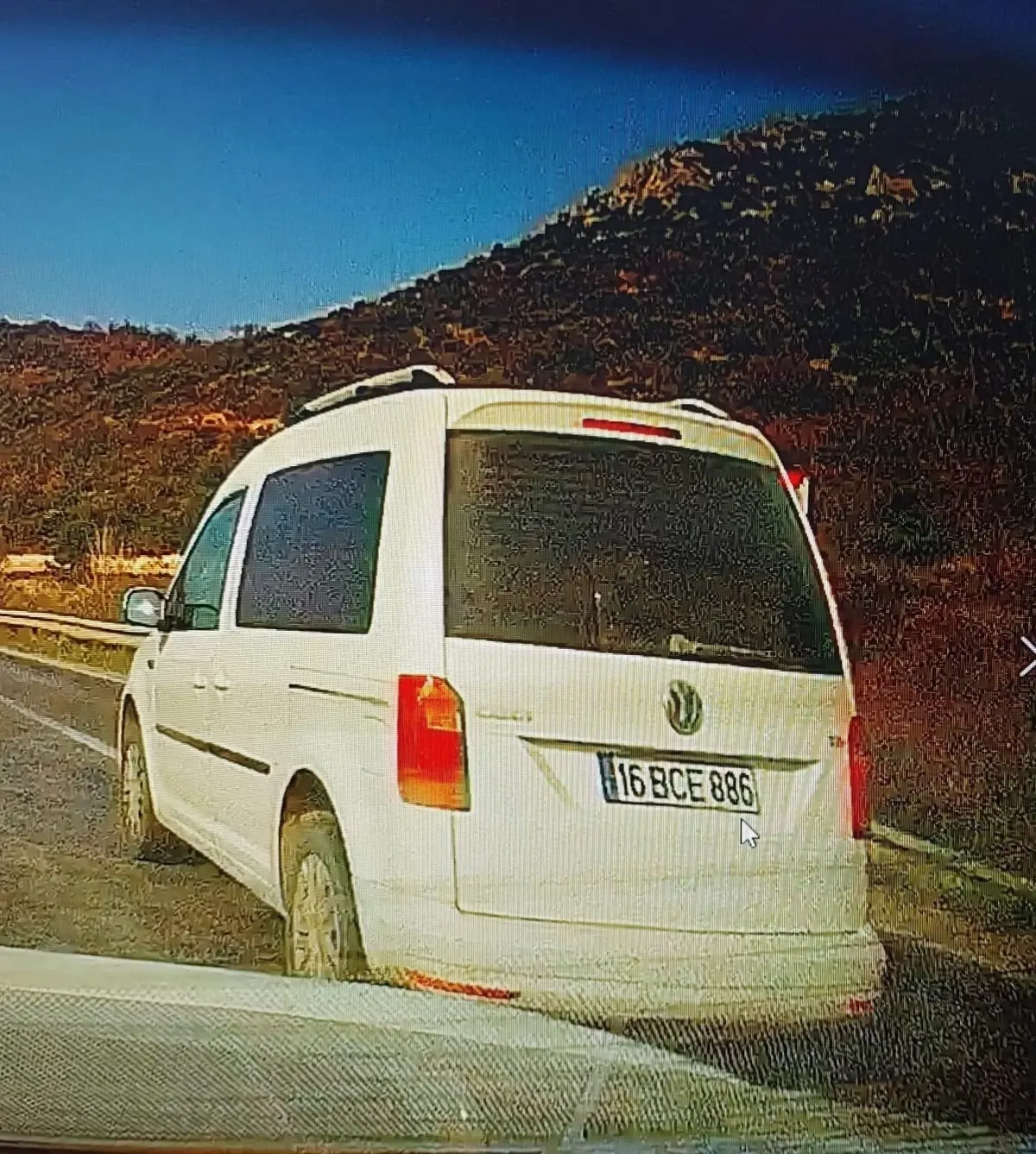 İnegöl'de Hatalı Sollama Anı Kamerada: Sürücü Zor Kurtarma Mücadelesi