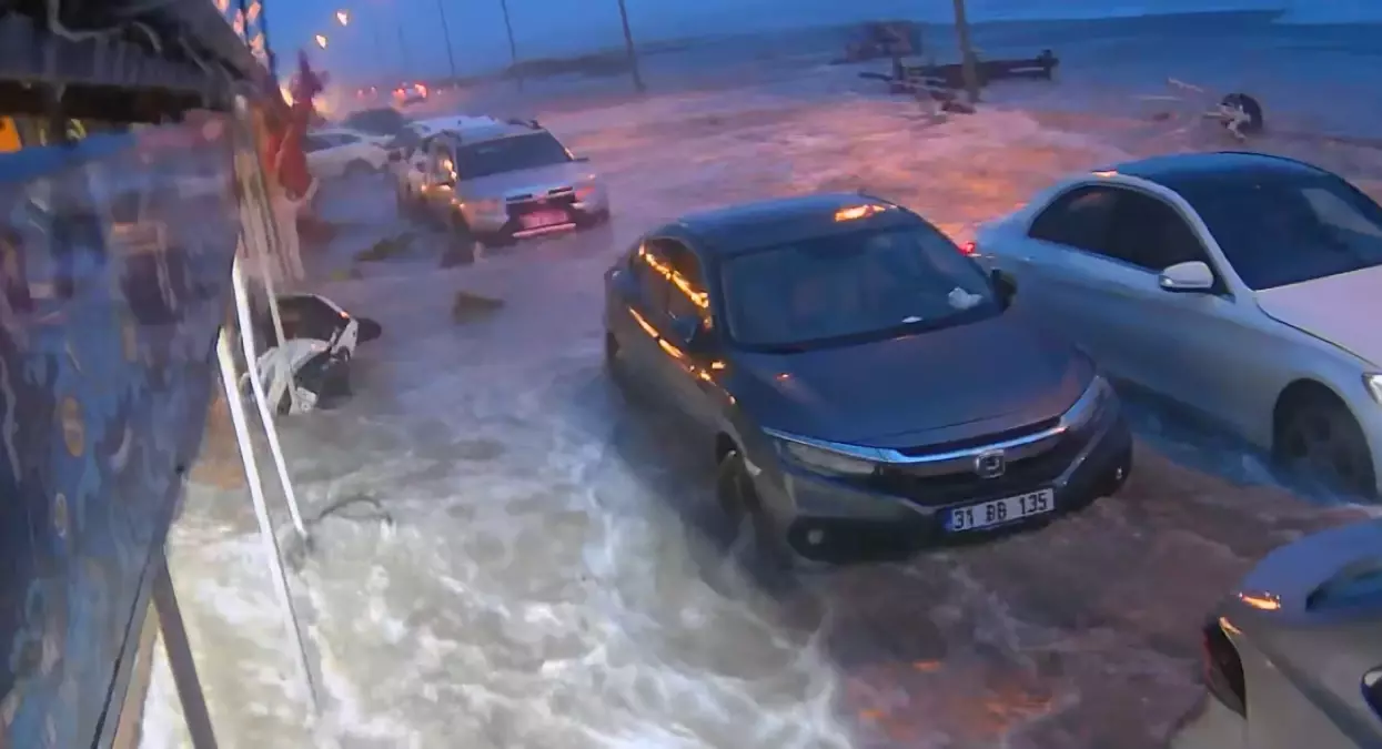 Hatay’ın Samandağ İlçesinde Şiddetli Fırtına ve Yüksek Dalgalar Sahili Tehdit Altına Aldı