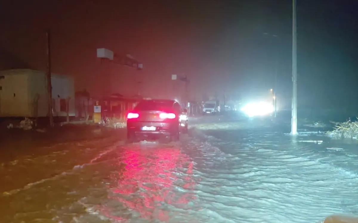 Hatay'ın Samandağ İlçesinde Şiddetli Rüzgar ve Sağanak Yağışlar Yolculukları Zorlaştırdı