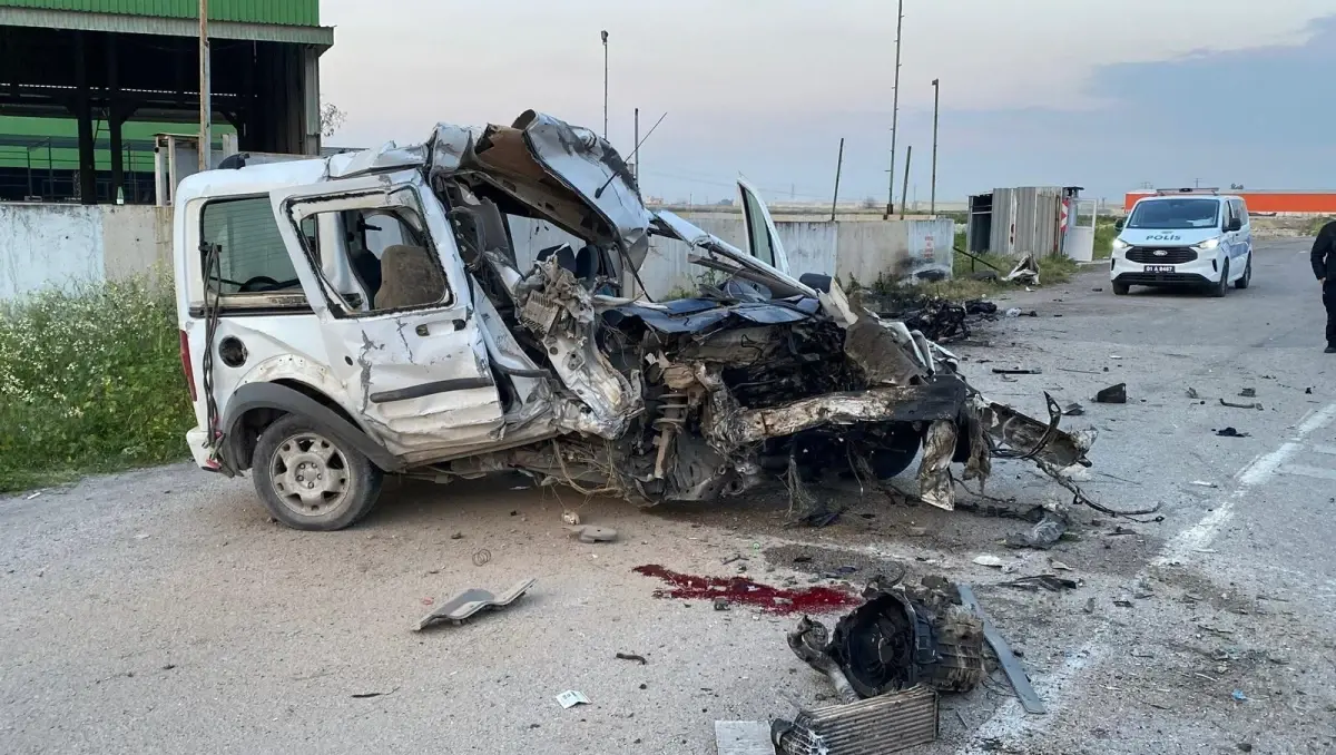 Ceyhan’da Hafif Ticari Araç Kontrolden Çıktı: Sürücü Ali D. Ağır Yaralı