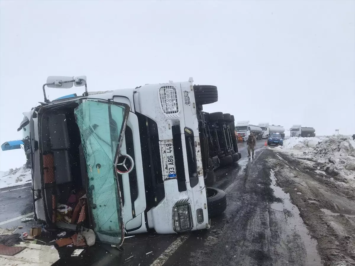 Kars-Çıldır Yolunda Tır ve Zift Yüklü Tanker Çarpıştı: Sürücüler Yaralandı