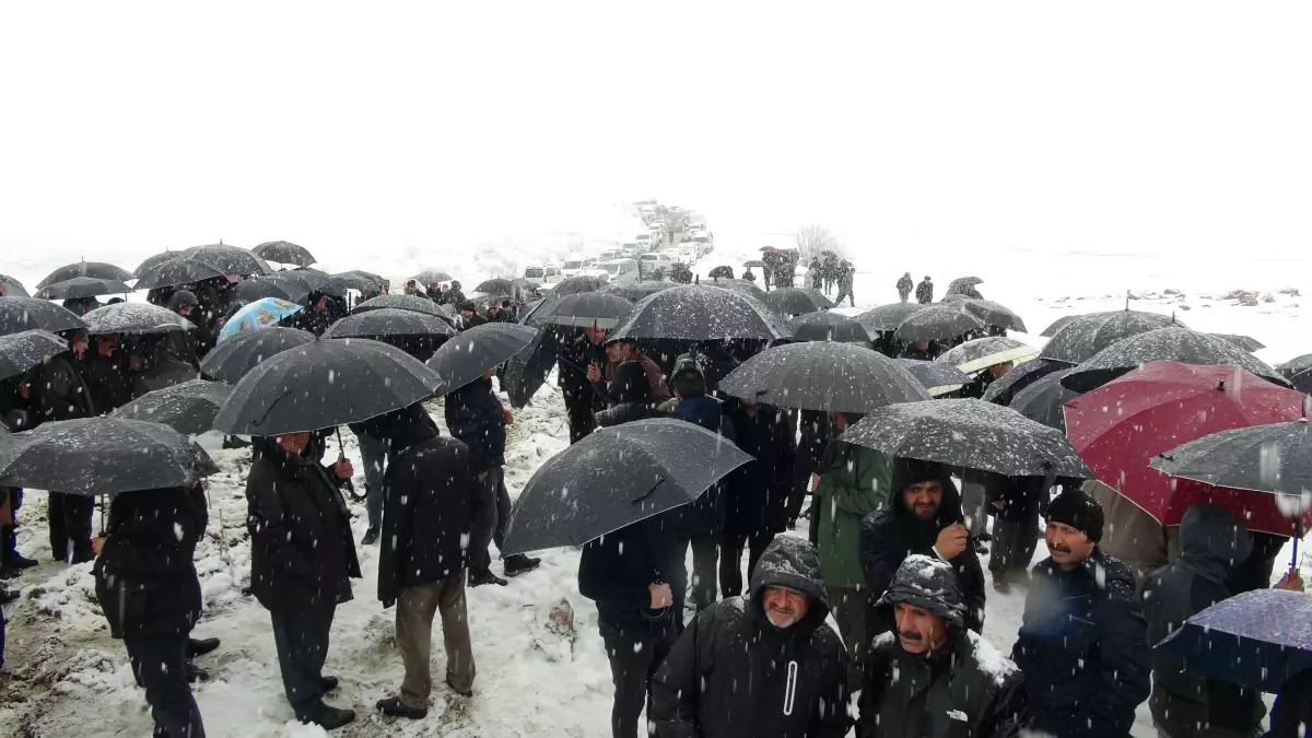 Tatvan’da TIR ve Otomobil Çarpışması: 3 Kişi Hayatını Kaybetti