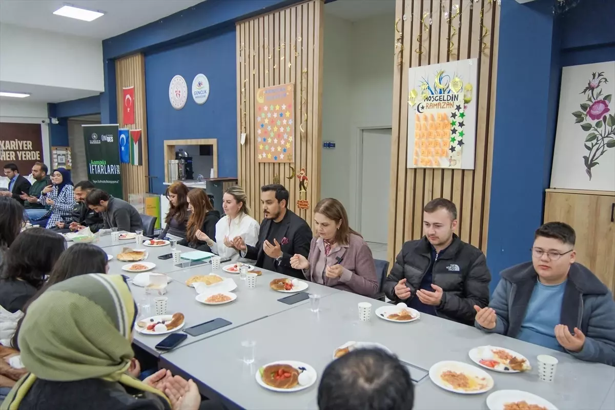 Edirne'de Ramazan Sahuru: AK Parti İl Başkanı Belgin İba, Üniversite Öğrencileriyle Buluştu