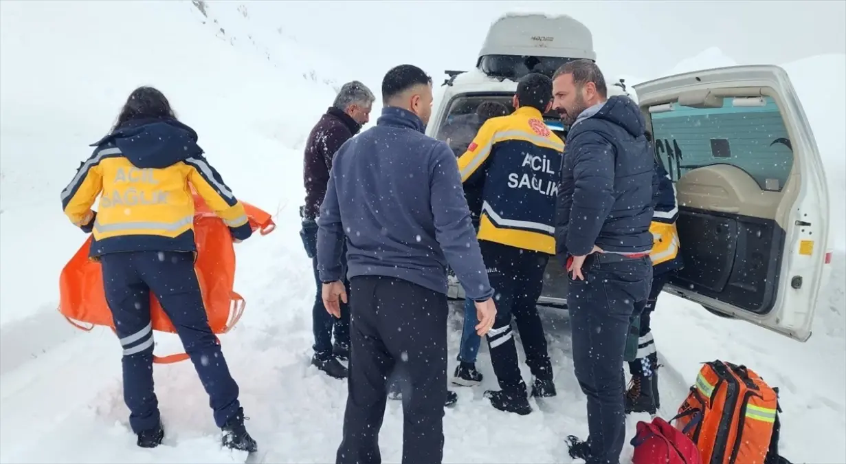 Muş'ta Karla Kaplı Yolda Genç Hastanın Zorlu Kurtarılması