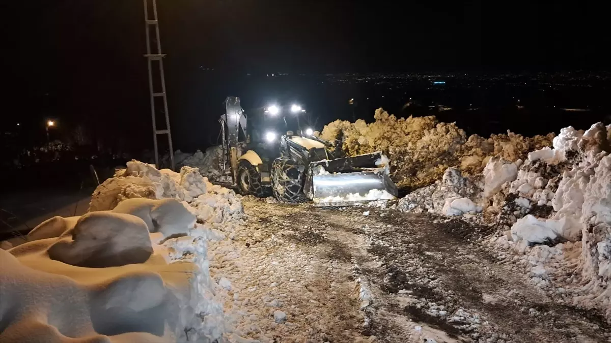 Salıpazarı’nda Kar Temizleme Ekipleri 24 Saat Çalışıyor