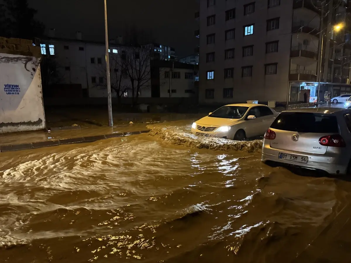 Kurtalan’da Şiddetli Sağanak Yağışlar Yol ve Evleri Felç Etti