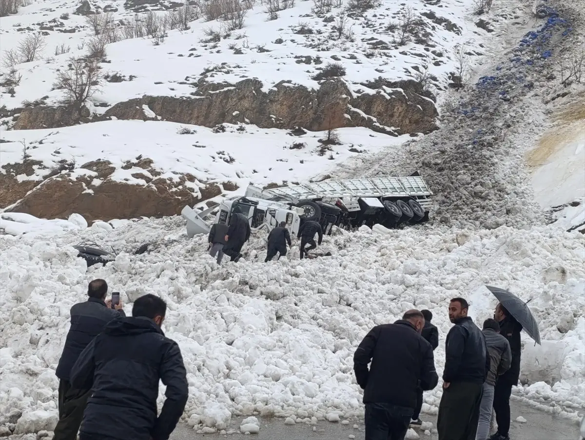 Uludere'de Çığ Altına Kalan Tır: Sürücü Hastaneye Sevk Edildi
