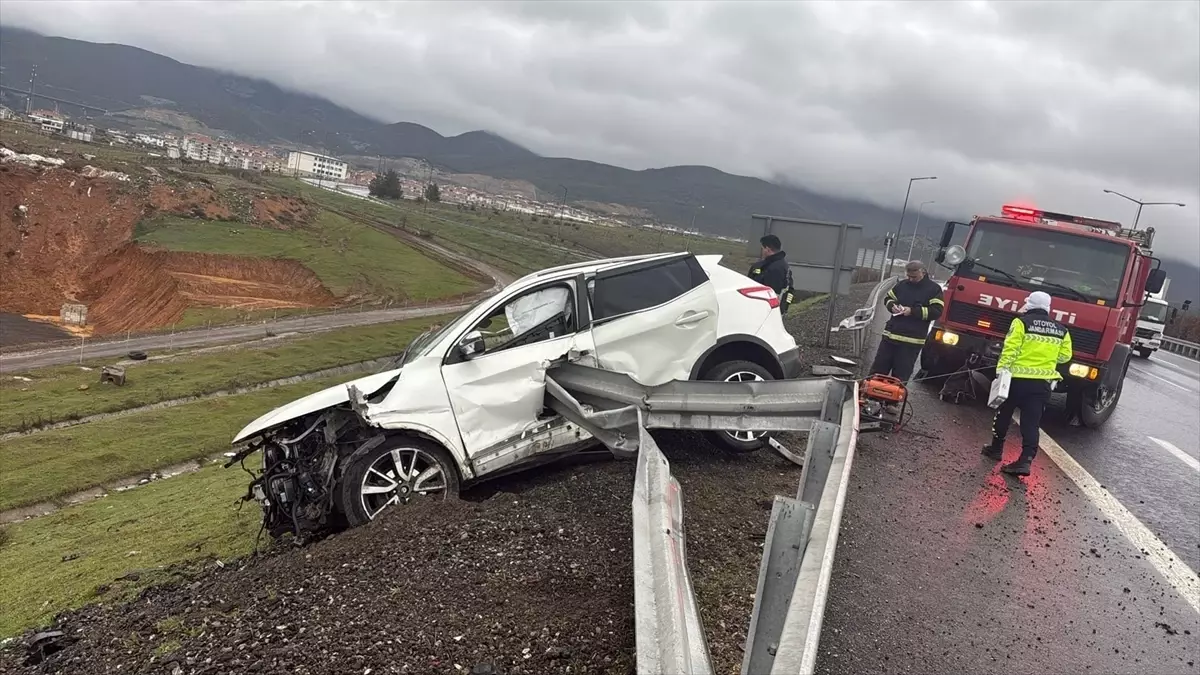 TAG Otoyolu'nda Bariyere Çarpan Araçta 1 Ölü, 2 Yaralı