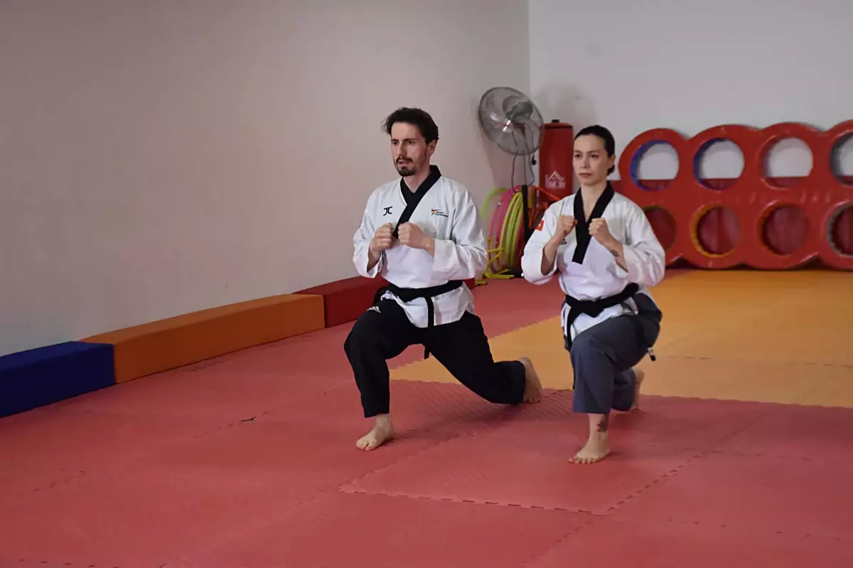 İzmirli Öğretmen Çifti Bulgaristan Tekvando Şampiyonasında Altın Madalya Kazandı