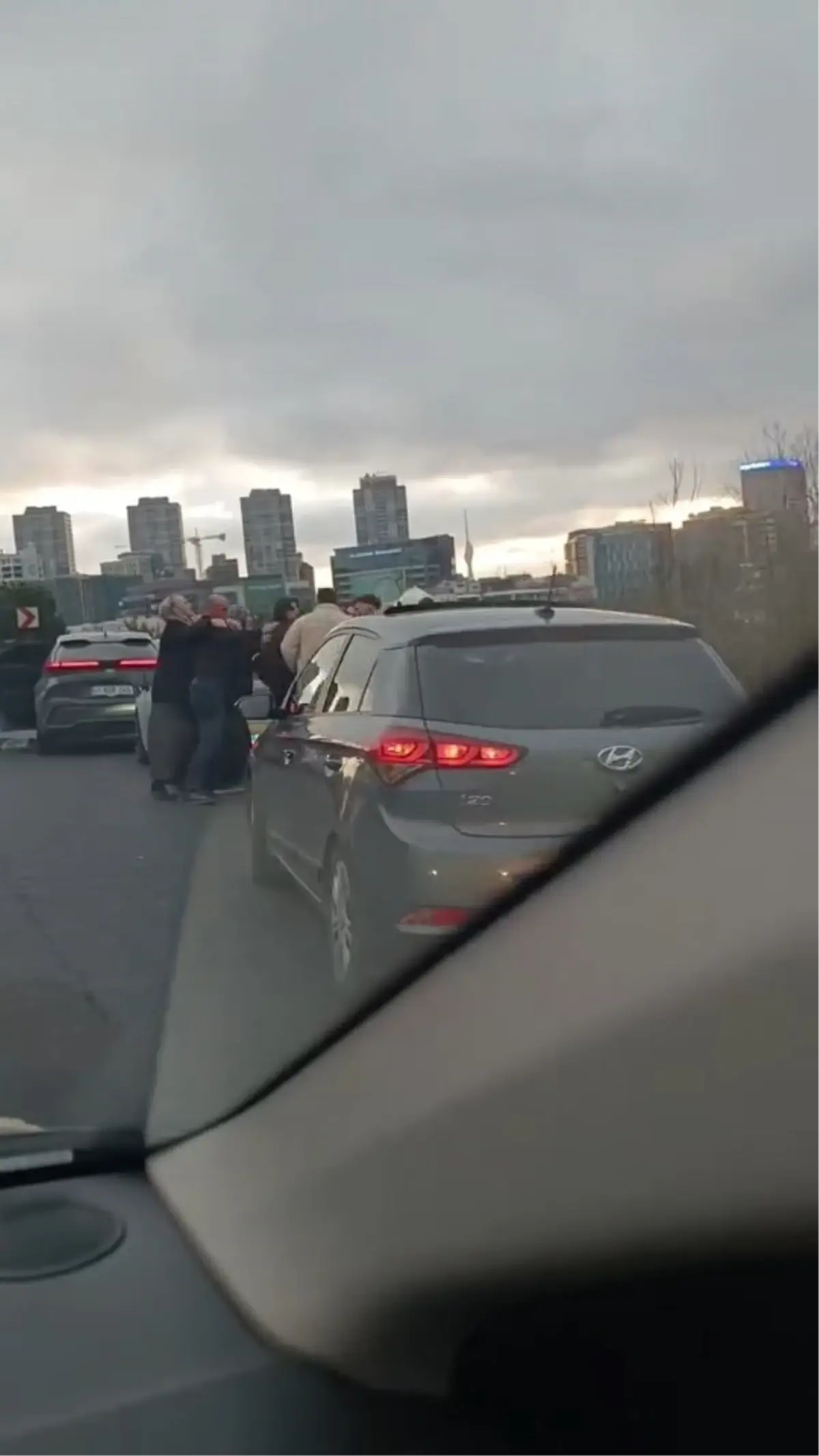 Ümraniye'de Şoförler Arasındaki Yol Verme Tartışması Kavgaya Dönüştü