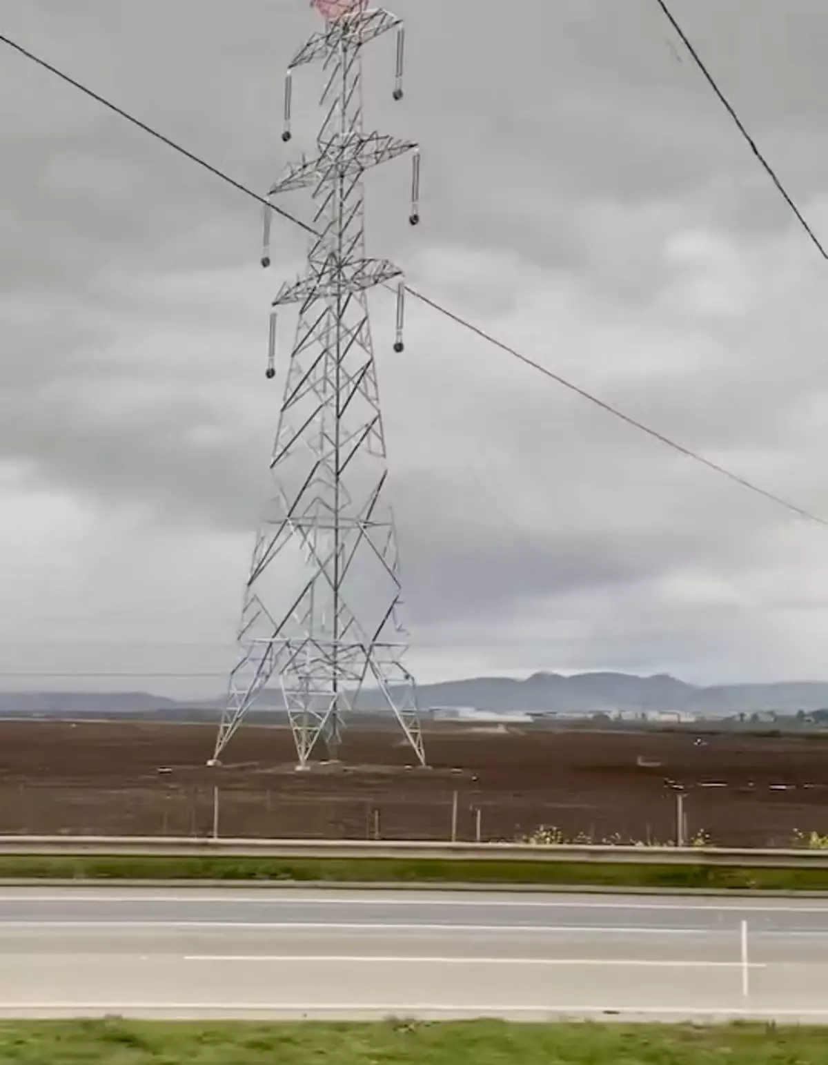 Osmaniye'de Yüksek Gerilim Hattında Çalışan İşçilerin Tehlikeli Anları Görüntülendi
