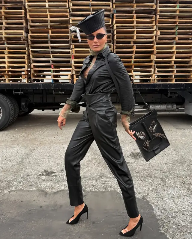 Eda Taşpınar'ın giydiği açık üstlü ayakkabı