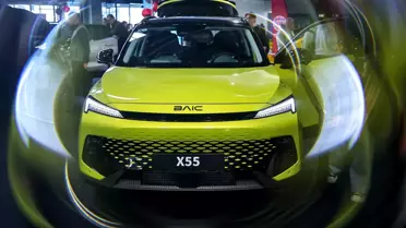 Fuar salonunda sergilenen Çinli otomobiller