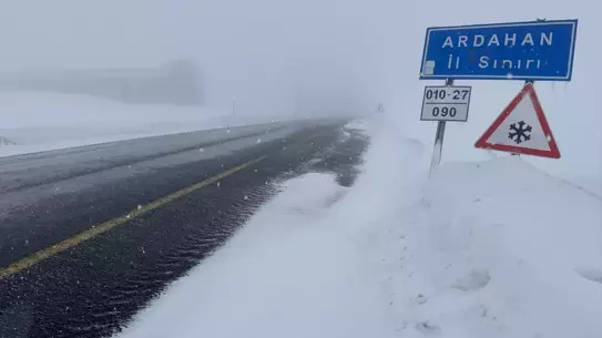 Karla kaplı yol ve düşük görüş