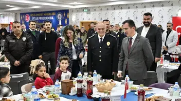 İftar programına katılan şehit aileleri ve emniyet mensupları