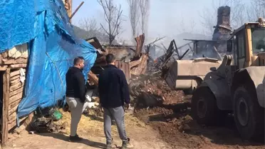 Yangın sonrası yıkılmış iki katlı ev