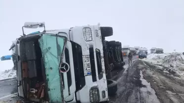 Kars'ta kaza sonrası hasarlı araçlar