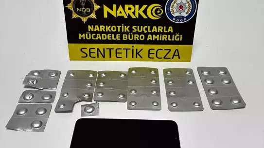 Operasyonda ele geçirilen uyuşturucu ve sigara paketleri