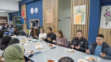 Sahur etkinliğinde katılımcıların bir arada fotoğrafı