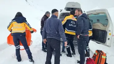 Kurtarma ekibi hastayı taşıyor