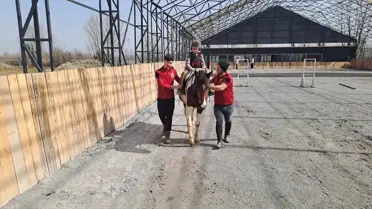 Hipoterapi seansı sırasında çocuklar