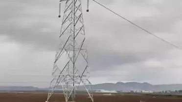 İşçilerin yüksek gerilim hattında çalışması